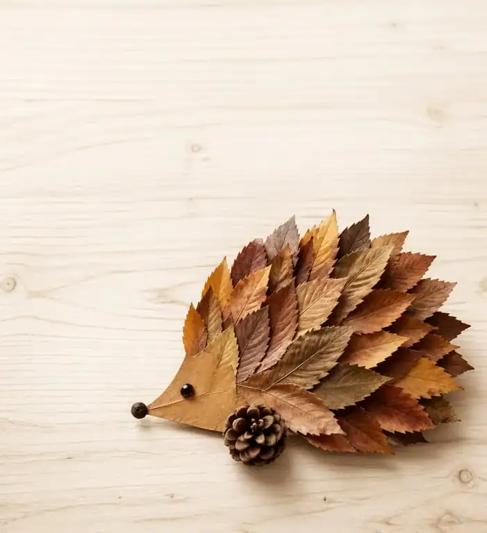 Bricolage d'automne maternelle : hérisson réalisé avec des feuilles et des éléments naturels