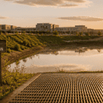 bassin de rétention en périphérie urbaine au coucher du soleil