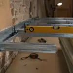 Plafond autoportant distance : montants M90, BA13 et laine, sans fléchissement