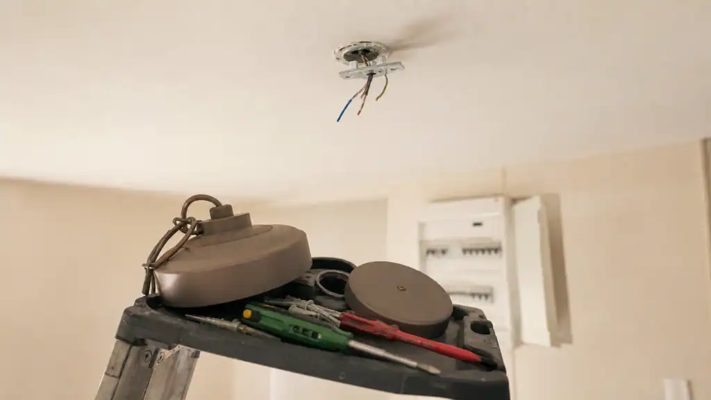 Installer luminaire plafond : rosace métallique et chevilles adaptées, câblage plafond