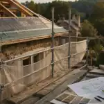 Prix surélévation maison 40m2 : maison avec échafaudage et toiture en chantier