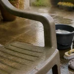 Comment raviver un salon de jardin en plastique vert : nettoyer et dégraisser, sans l’abîmer