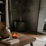 decoration interieur : table basse beige taupe et étagères bois